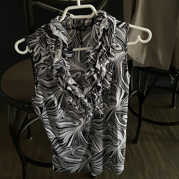 Black and white sleeveless top, never worn! Size Medium - Picture 1 of 3